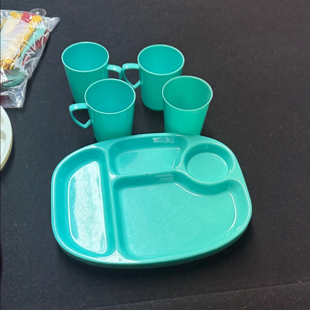 Colorful Plastic Dinnerware Set - Picture 12 of 15